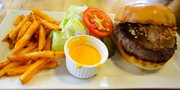 MOI Brunch House：【桃園】Moi the diner-『忘了熱量大口咬漢堡吧!  』