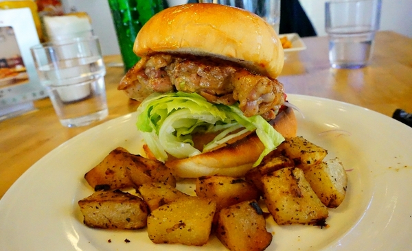 MOI Brunch House：【桃園】Moi the diner-『忘了熱量大口咬漢堡吧!  』