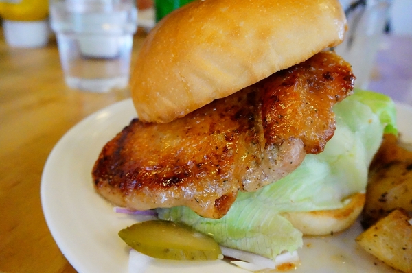 MOI Brunch House：【桃園】Moi the diner-『忘了熱量大口咬漢堡吧!  』