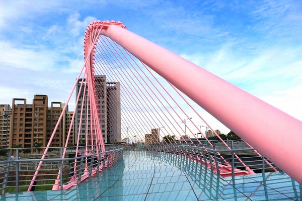大坑情人橋：【台中景點】台中大坑情人橋-粉紅橋身勾出了我們的少女心好浪漫
