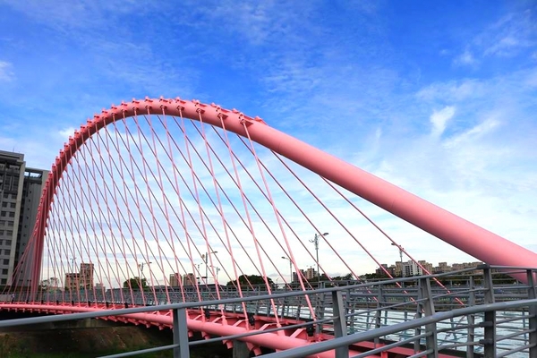 大坑情人橋：【台中景點】台中大坑情人橋-粉紅橋身勾出了我們的少女心好浪漫