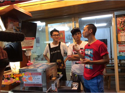 很普通水煎包：(私心推薦)[中原夜市]食尚玩家 浩角翔起共同推薦，遠道而來只為爆漿與牽絲——很普通水煎包