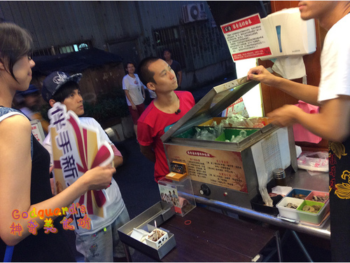 很普通水煎包：(私心推薦)[中原夜市]食尚玩家 浩角翔起共同推薦，遠道而來只為爆漿與牽絲——很普通水煎包