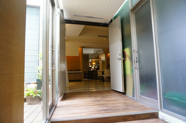 布朗迪庭園餐廳:【台北.捷運劍潭站】布朗迪咖啡館-『澎湃美味鬆餅+平價中西式餐點』