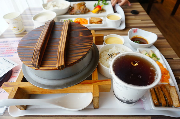 布朗迪庭園餐廳:【台北.捷運劍潭站】布朗迪咖啡館-『澎湃美味鬆餅+平價中西式餐點』