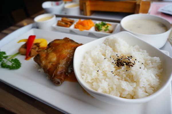 布朗迪庭園餐廳:【台北.捷運劍潭站】布朗迪咖啡館-『澎湃美味鬆餅+平價中西式餐點』