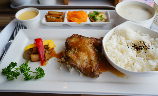 布朗迪庭園餐廳:【台北.捷運劍潭站】布朗迪咖啡館-『澎湃美味鬆餅+平價中西式餐點』