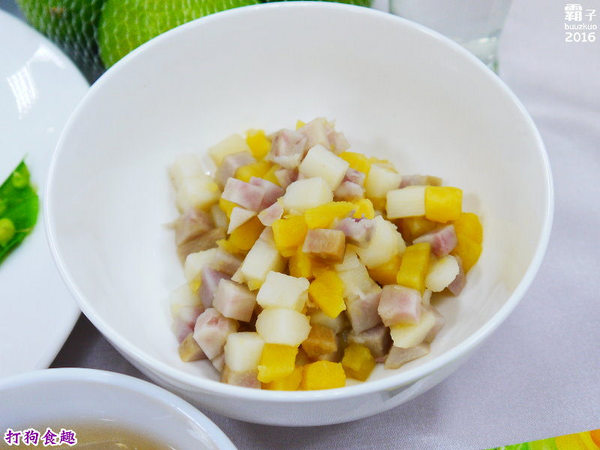 高雄物產館(蓮潭旗艦店)：高雄物產館，打狗食趣玩味高雄，當季食材入菜的歡樂廚藝教室。