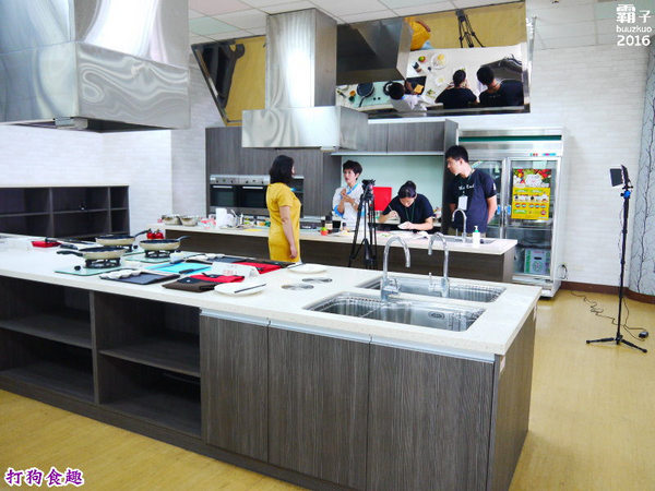 高雄物產館(蓮潭旗艦店)：高雄物產館，打狗食趣玩味高雄，當季食材入菜的歡樂廚藝教室。