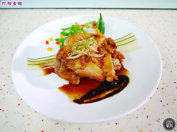 高雄物產館(蓮潭旗艦店)：高雄物產館，打狗食趣玩味高雄，當季食材入菜的歡樂廚藝教室。