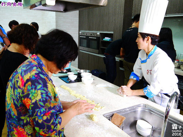 高雄物產館(蓮潭旗艦店)：高雄物產館，打狗食趣玩味高雄，當季食材入菜的歡樂廚藝教室。