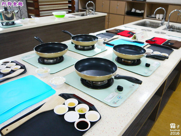 高雄物產館(蓮潭旗艦店)：高雄物產館，打狗食趣玩味高雄，當季食材入菜的歡樂廚藝教室。