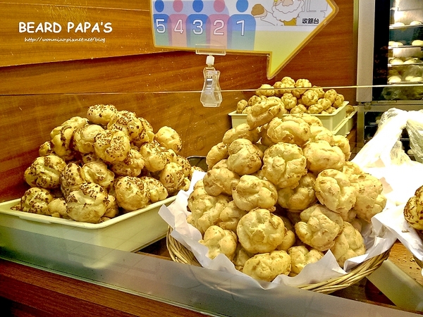 BEARD PAPA’S 日式泡芙工房(微風站前店):【台北市中正區/食記】 4月份限量口味 Cookies&Cream ✿✿ BEARD PAPA'S 日式泡芙工房 ✿✿