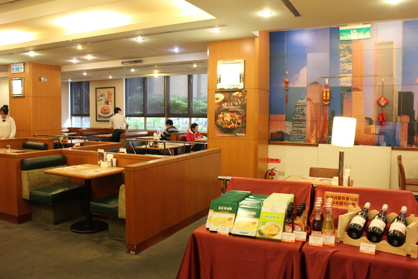 ROYAL HOST樂雅樂家庭餐廳(台北站前店)：「草莓季午茶饗宴」ROYAL HOST樂雅樂家庭餐廳(台北站前店)