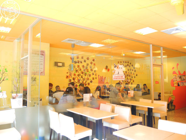 野喵中途咖啡:呷飽祙【新北三重・野喵中途咖啡】喵星人左擁右抱用餐