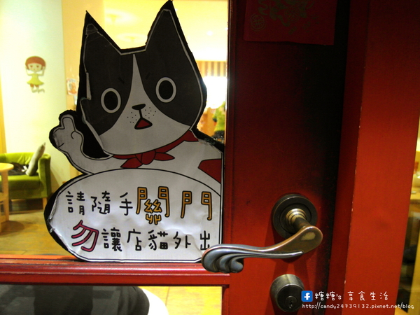 貓旅行咖啡輕食館：〖台中│美食〗貓旅行咖啡輕食館 ❤ 超萌立體貓咪拉花、貓掌湯圓登場!!店內還有可愛的喵星人坐陪呷崩唷~