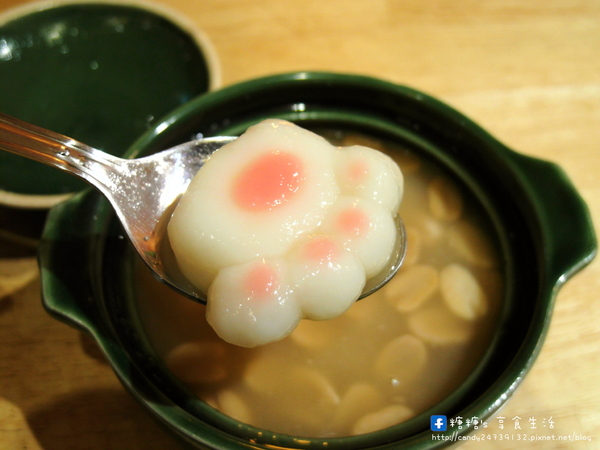 貓旅行咖啡輕食館：〖台中│美食〗貓旅行咖啡輕食館 ❤ 超萌立體貓咪拉花、貓掌湯圓登場!!店內還有可愛的喵星人坐陪呷崩唷~
