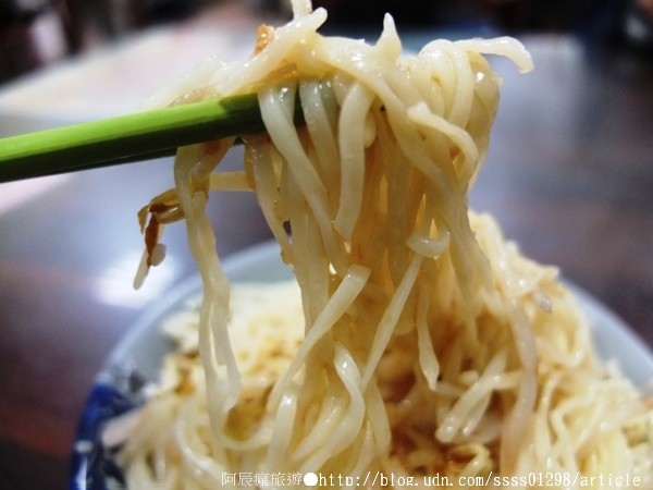 阿忠豆菜麵：【美食特搜。台南新營區】阿忠豆菜麵。扁平略薄的涼麵條 新營在地清新風味