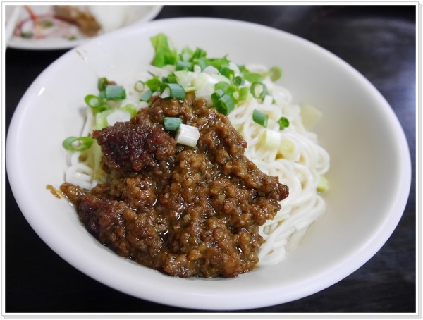 三味香包子店：【中正區】三味香傳統老麵份量十足手工包(衡陽路)，飄香一甲子 (菜肉大餛飩、雙醬麵、鮮肉包、限量花素包、豆沙包、激推香酥排骨)