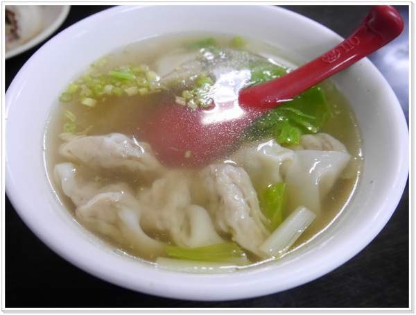 三味香包子店：【中正區】三味香傳統老麵份量十足手工包(衡陽路)，飄香一甲子 (菜肉大餛飩、雙醬麵、鮮肉包、限量花素包、豆沙包、激推香酥排骨)