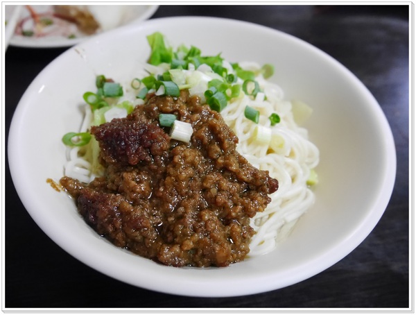 三味香包子店：【中正區】三味香傳統老麵份量十足手工包(衡陽路)，飄香一甲子 (菜肉大餛飩、雙醬麵、鮮肉包、限量花素包、豆沙包、激推香酥排骨)