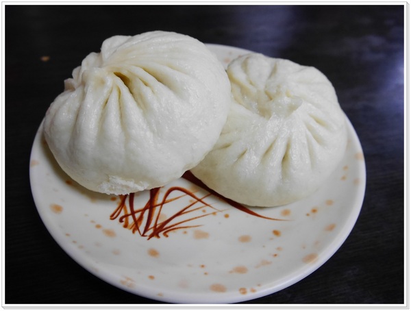 三味香包子店：【中正區】三味香傳統老麵份量十足手工包(衡陽路)，飄香一甲子 (菜肉大餛飩、雙醬麵、鮮肉包、限量花素包、豆沙包、激推香酥排骨)