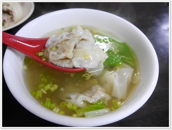 三味香包子店：【中正區】三味香傳統老麵份量十足手工包(衡陽路)，飄香一甲子 (菜肉大餛飩、雙醬麵、鮮肉包、限量花素包、豆沙包、激推香酥排骨)