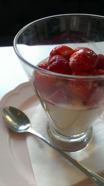 天糖時尚燉奶甜品：[食]天糖時尚燉奶甜品 女孩的粉紅心