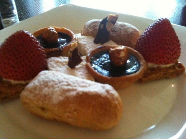 bar & restaurant a³ 新義式餐廳:午茶時光*貴婦百貨裡的貴婦午茶-bar & restaurant a³