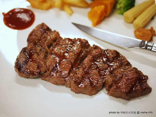 棒極了原味炭燒極品大牛排:【食記】台中西區-棒極了原味炭燒極品大牛排 : 蒜片與可樂真是棒極了…