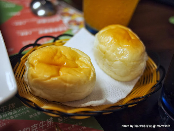 棒極了原味炭燒極品大牛排:【食記】台中西區-棒極了原味炭燒極品大牛排 : 蒜片與可樂真是棒極了…