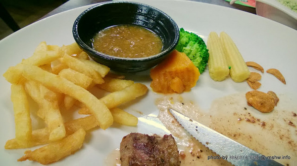 棒極了原味炭燒極品大牛排:【食記】台中西區-棒極了原味炭燒極品大牛排 : 蒜片與可樂真是棒極了…