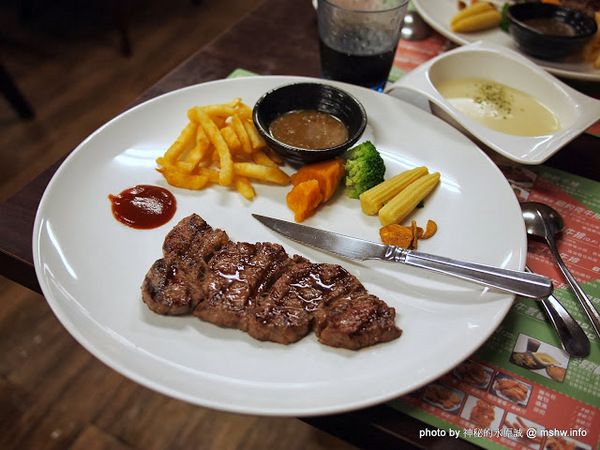 棒極了原味炭燒極品大牛排:【食記】台中西區-棒極了原味炭燒極品大牛排 : 蒜片與可樂真是棒極了…