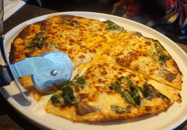 瓦法奇朵咖啡館：瓦法奇朵 ♥起士快炸掉披薩♥ 甜蜜蜜可頌甜甜圈