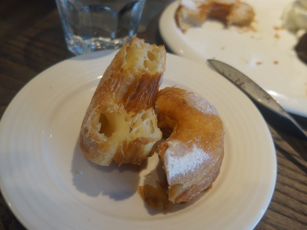 瓦法奇朵咖啡館：瓦法奇朵 ♥起士快炸掉披薩♥ 甜蜜蜜可頌甜甜圈