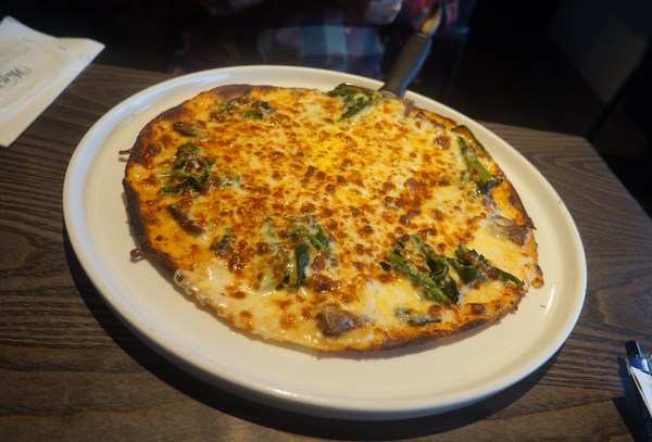 瓦法奇朵咖啡館：瓦法奇朵 ♥起士快炸掉披薩♥ 甜蜜蜜可頌甜甜圈