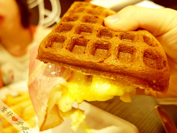 瓦法奇朵咖啡館：三明治鬆餅？？!!!牛奶糖鬆餅？？!!驚奇口味雙享受!