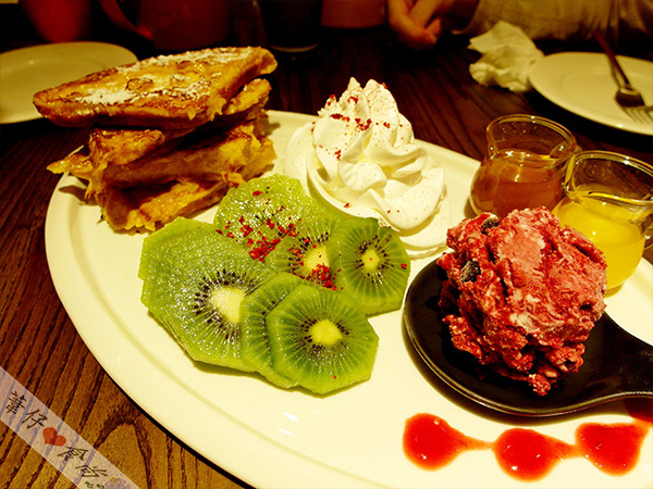 瓦法奇朵咖啡館：三明治鬆餅？？!!!牛奶糖鬆餅？？!!驚奇口味雙享受!