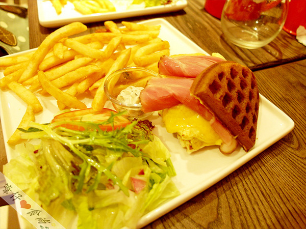 瓦法奇朵咖啡館：三明治鬆餅？？!!!牛奶糖鬆餅？？!!驚奇口味雙享受!