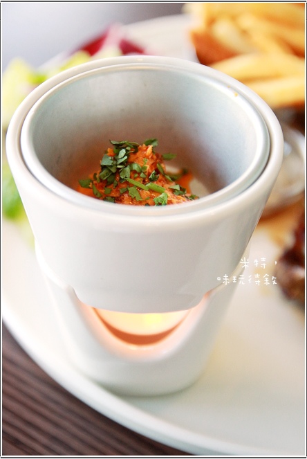 米特，味玩待敘｜部落格 © MEAT76｜2013-09-08-7【內湖 × 咖啡 午茶 簡餐】瓦法奇朵 Waffogato [wifi 插座]｜台北捷運西湖站餐廳｜童趣小空間與暖光的悠逸初會021.jpg