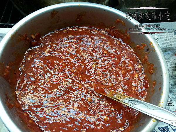 饒河街夜市美食：【饒河街夜市 | 水煎包】銅板級的庶民美味 配上辣油停不了