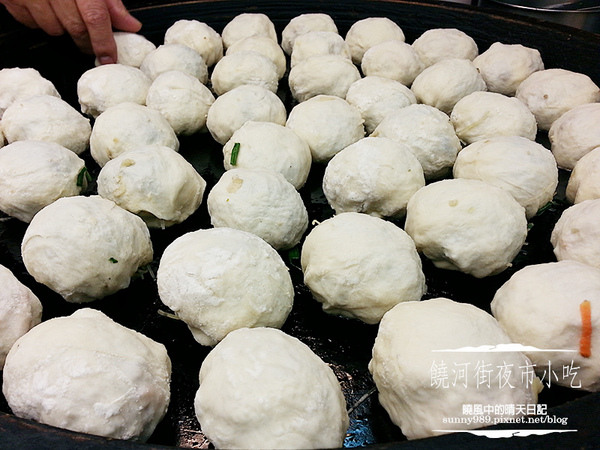 饒河街夜市美食：【饒河街夜市 | 水煎包】銅板級的庶民美味 配上辣油停不了