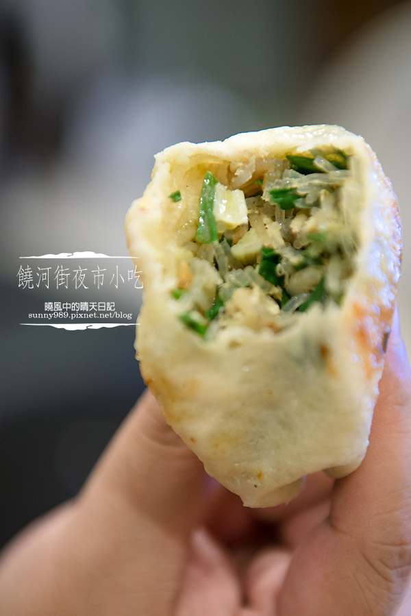 饒河街夜市美食：【饒河街夜市 | 水煎包】銅板級的庶民美味 配上辣油停不了