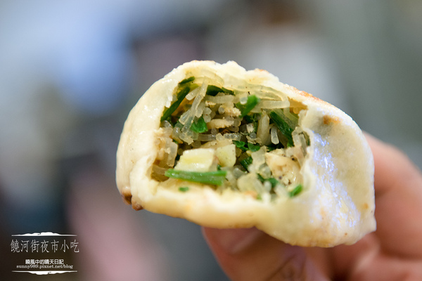 饒河街夜市美食：【饒河街夜市 | 水煎包】銅板級的庶民美味 配上辣油停不了