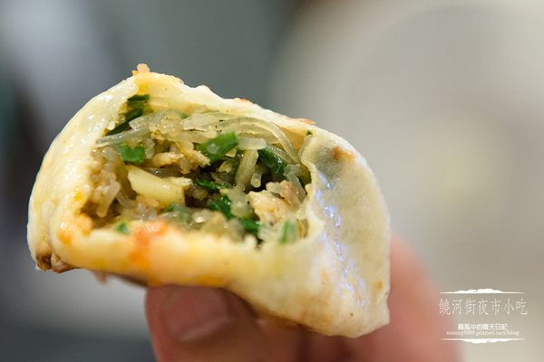 饒河街夜市美食：【饒河街夜市 | 水煎包】銅板級的庶民美味 配上辣油停不了