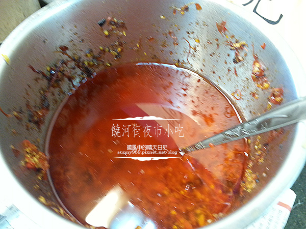 饒河街夜市美食：【饒河街夜市 | 水煎包】銅板級的庶民美味 配上辣油停不了