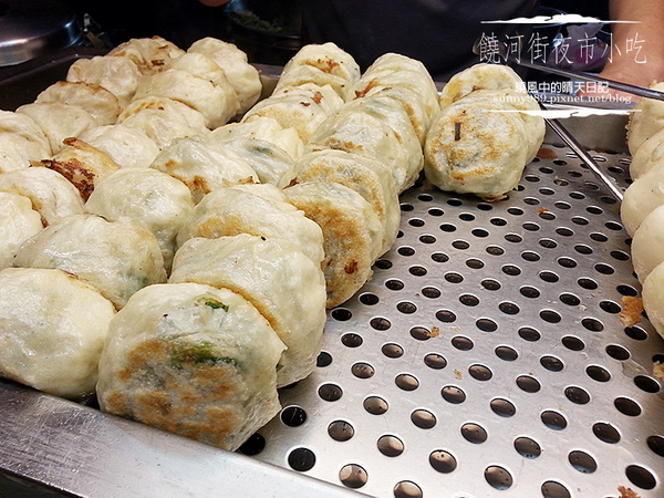 饒河街夜市美食：【饒河街夜市 | 水煎包】銅板級的庶民美味 配上辣油停不了