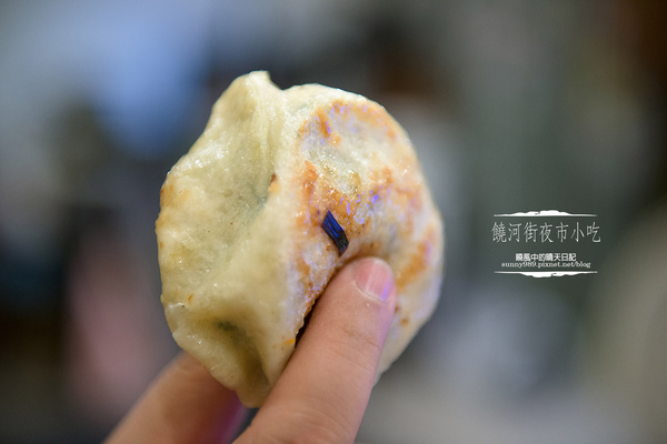 饒河街夜市美食：【饒河街夜市 | 水煎包】銅板級的庶民美味 配上辣油停不了