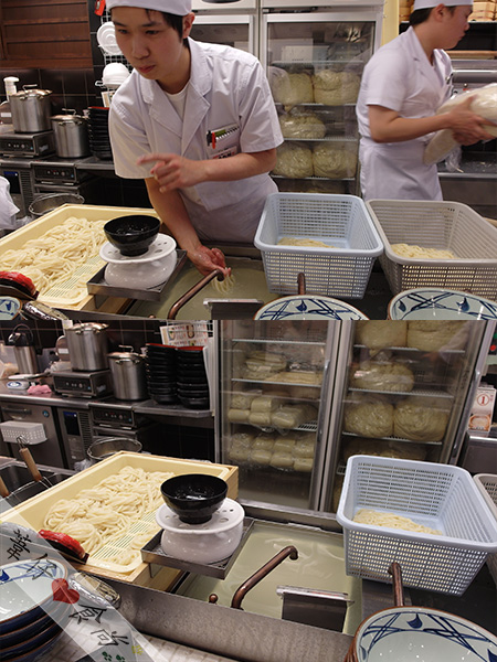 丸龜製麵(心齋橋店)：當濃濃山藥泥遇上半熟蛋的超美味烏龍!