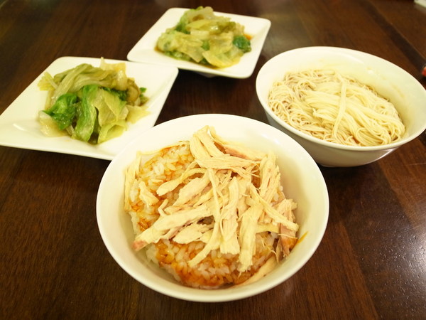 御膳煲 養身雞湯館:<試吃> 雞湯裡面有靈芝耶~御膳煲養身雞湯館